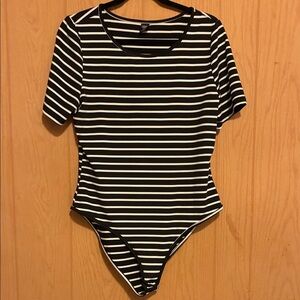 SHEIN Black and White Striped Kids Bodysuit